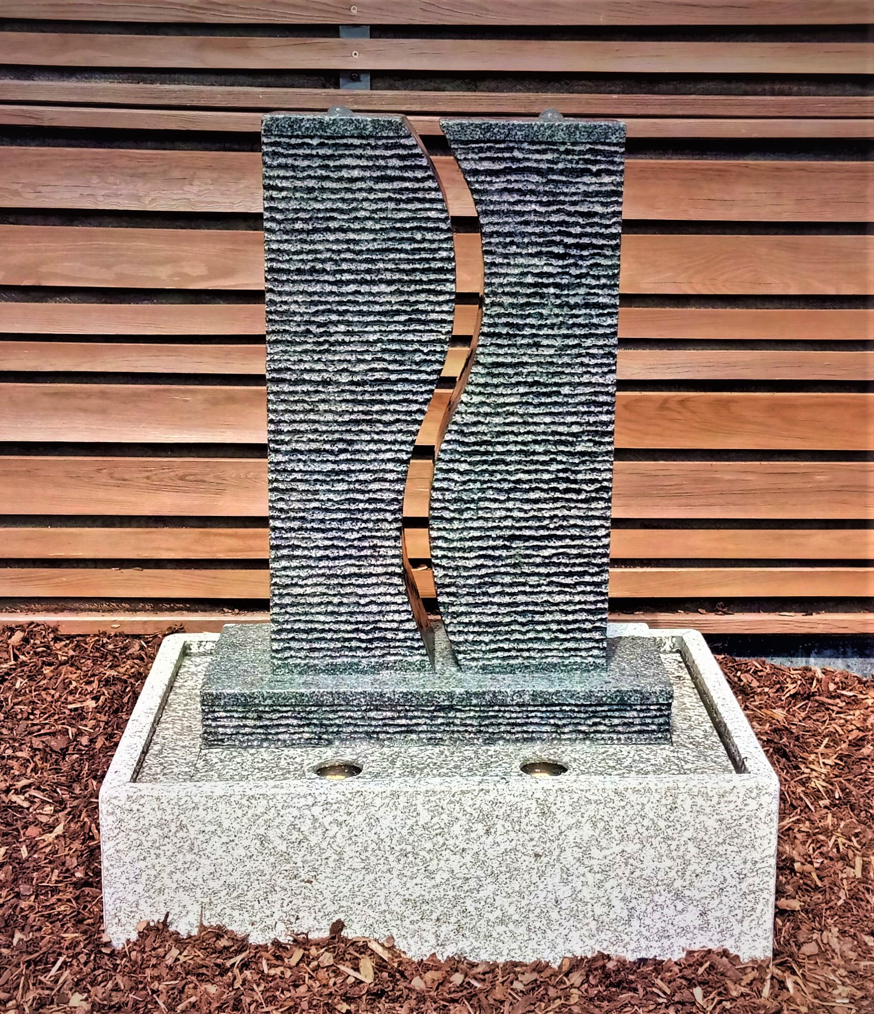 Granitbrunnen STwin mit Licht Trösters Brunnenwelt
