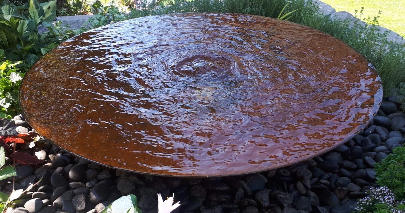 Cinta Cortenstahl mit bewegter Wasseroberfläche