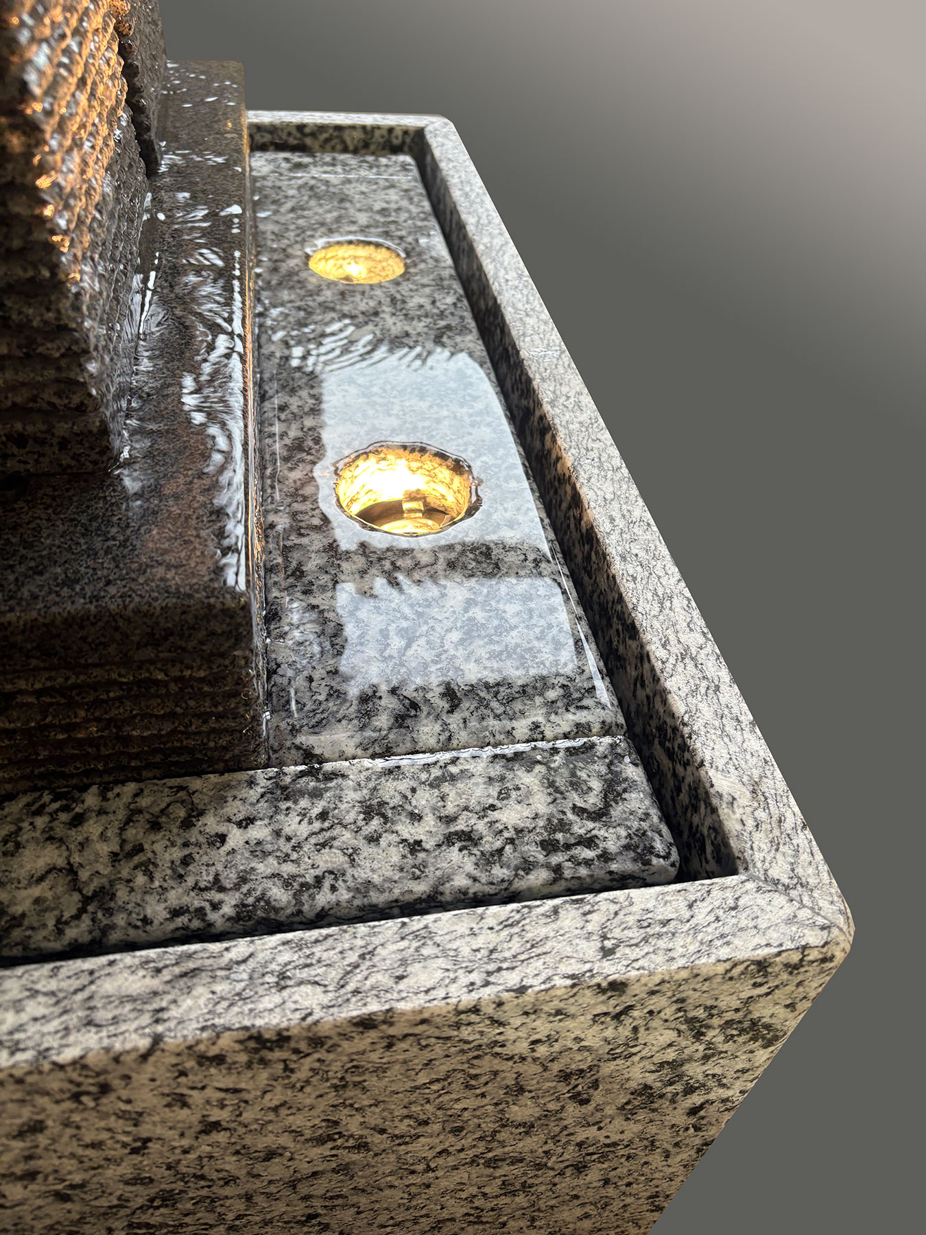 Granitbrunnen S-Twin mit Licht