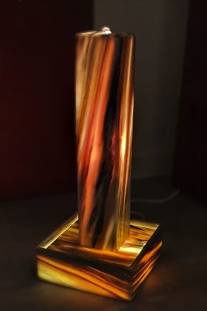 Marmor-Lichtstele-Soelker-70cm-im-Wohnraum1