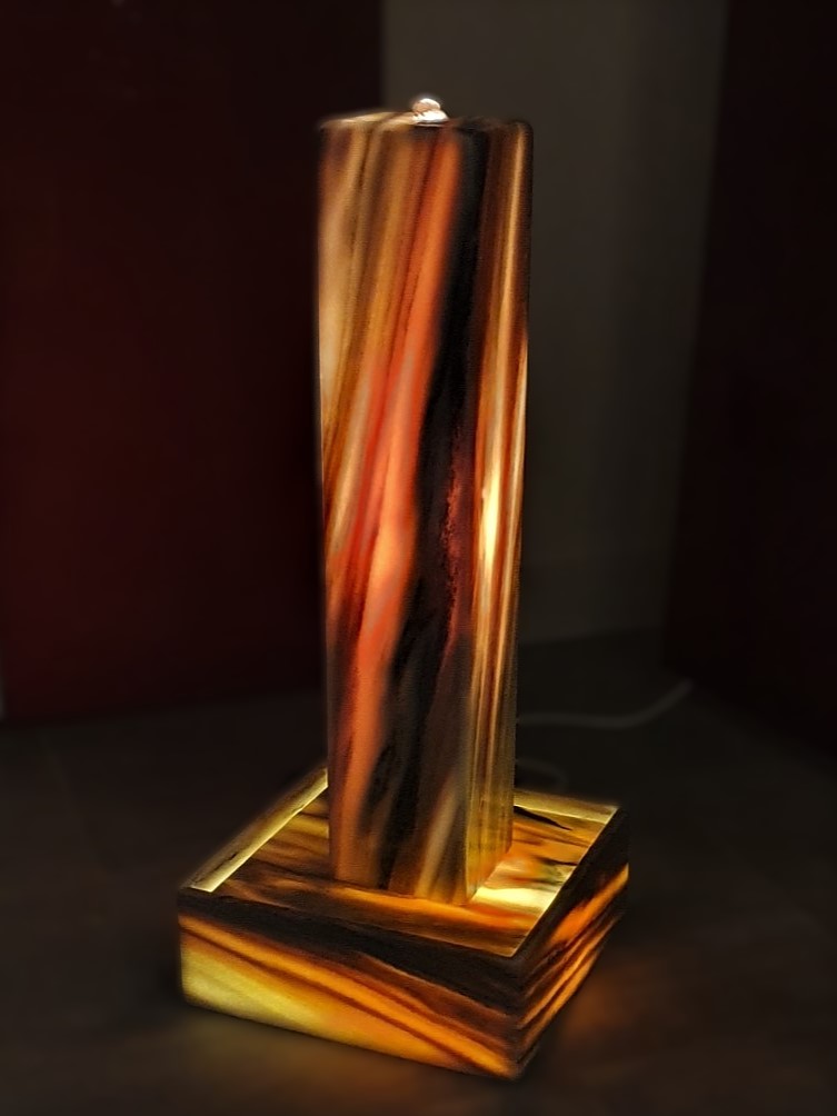 Marmor-Lichtstele-Soelker-70cm-im-Wohnraum1