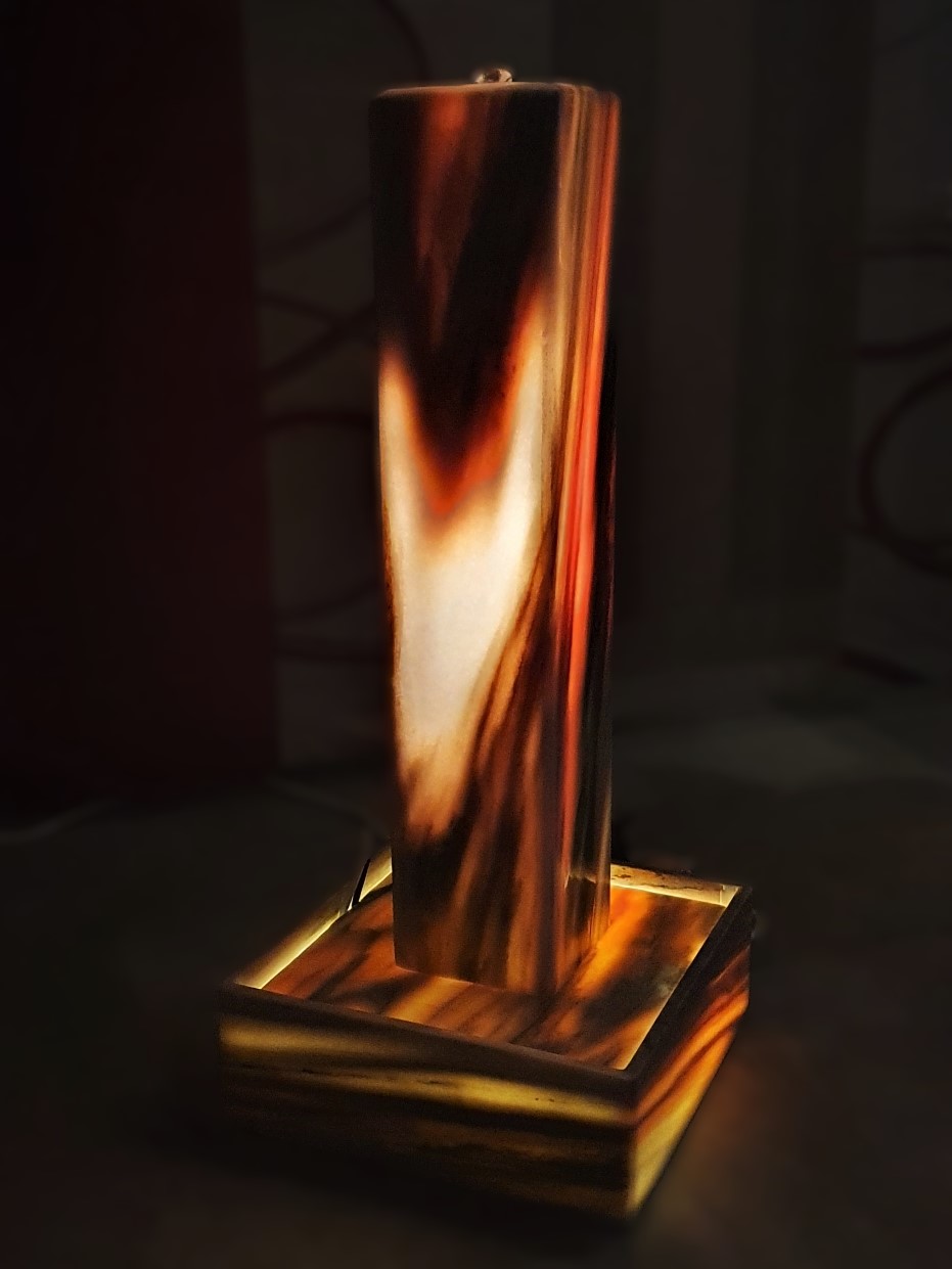 Marmor-Lichtstele-Soelker-70cm-im-Wohnraum2