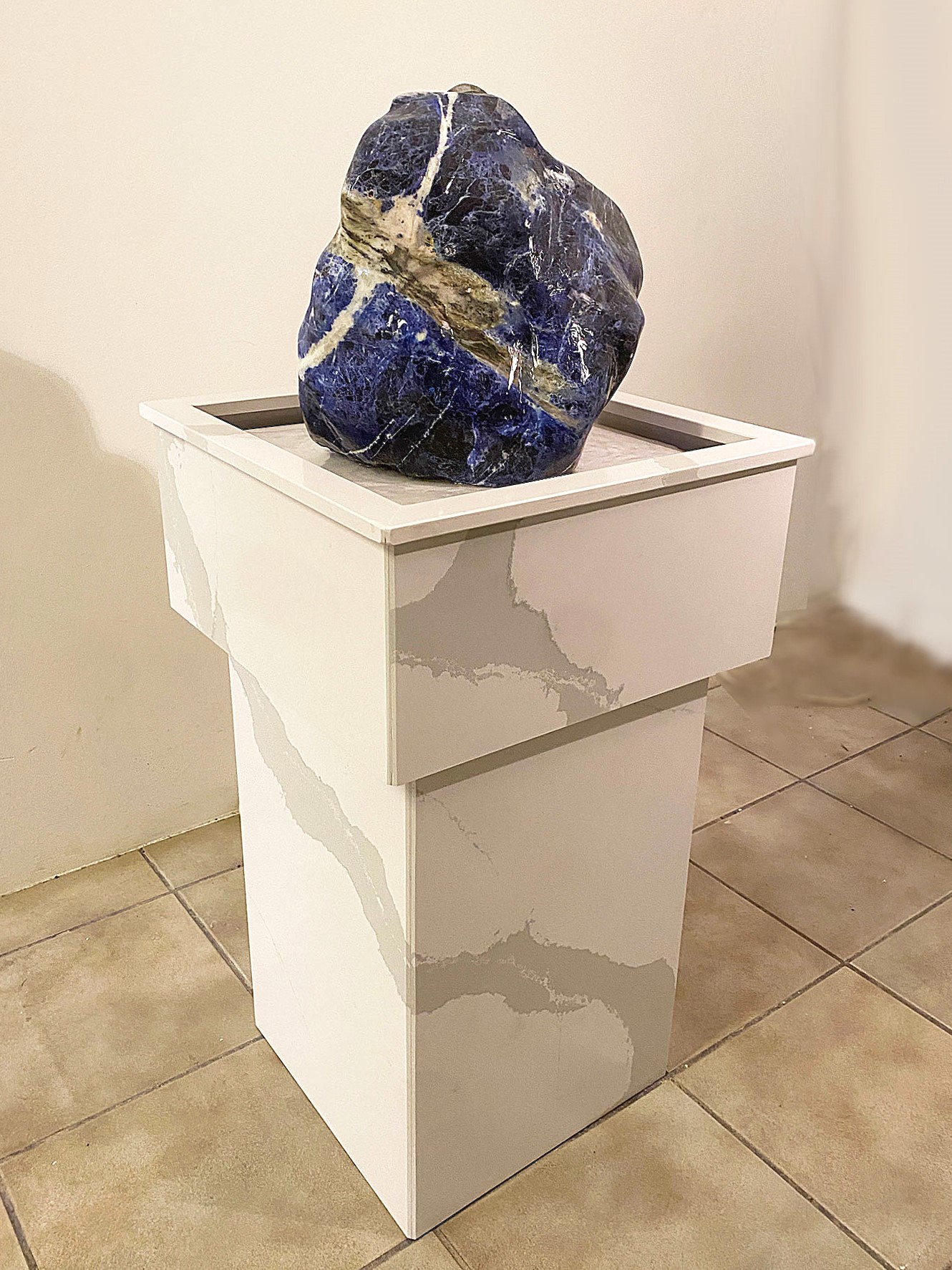 Sodalithbrunnen-Deep-Ocean-98cm-1