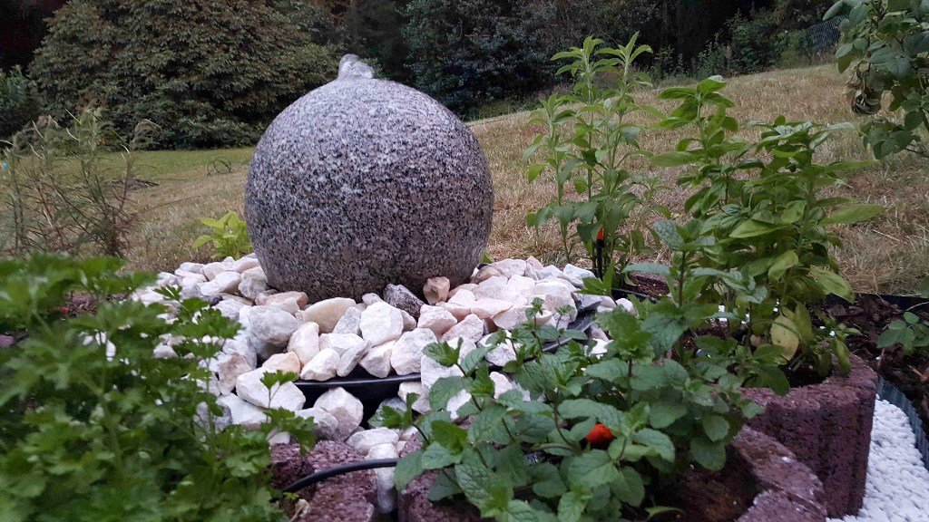Granit-Quell-Kugel, gestockt, d: 30 cm