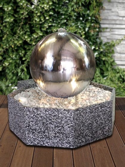 Edelstahlkugelbrunnen 58 cm in Granitwanne | Trösters Brunnenwelt