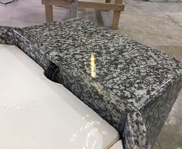 Edelstahlkugelbrunnen 58 cm in Granitwanne