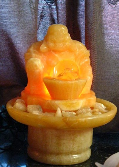 Zimmerbrunnen "Buddha" aus Orangencalcit mit Orangencalcit-Kugel