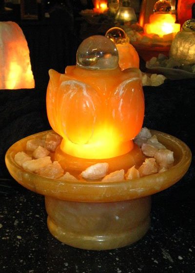 Zimmerbrunnen "Lotus Orangencalcit" mit Glaskugel