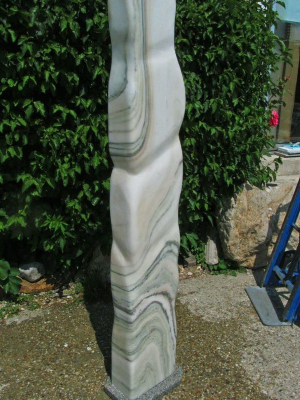 Sölker-Marmor-Skulptur-Quellstein 164 cm