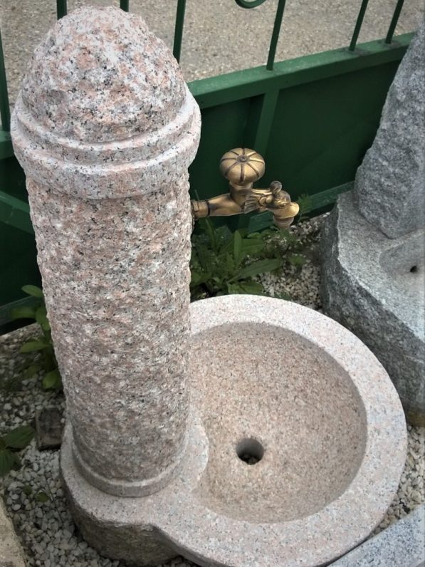 Granitbrunnen "Auhof felsig"