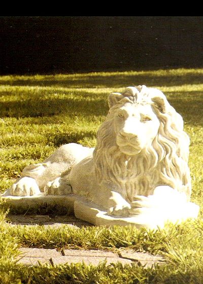 Gartenfigur Löwe liegend "Leone berbero sx"